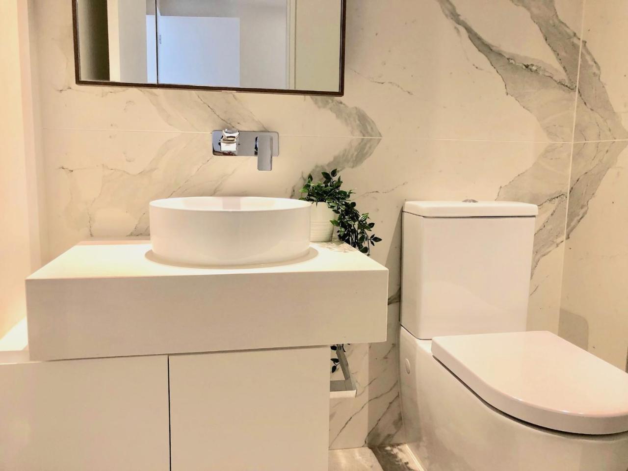 Deluxe And Brand New Lakeside Apartment 墨尔本 外观 照片